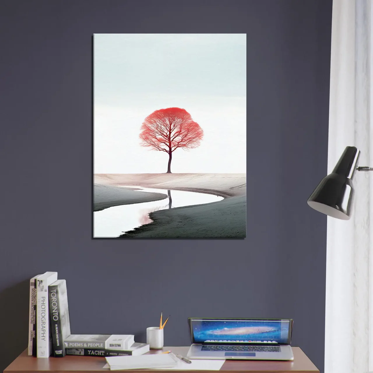 arbre rouge seul sur le sable