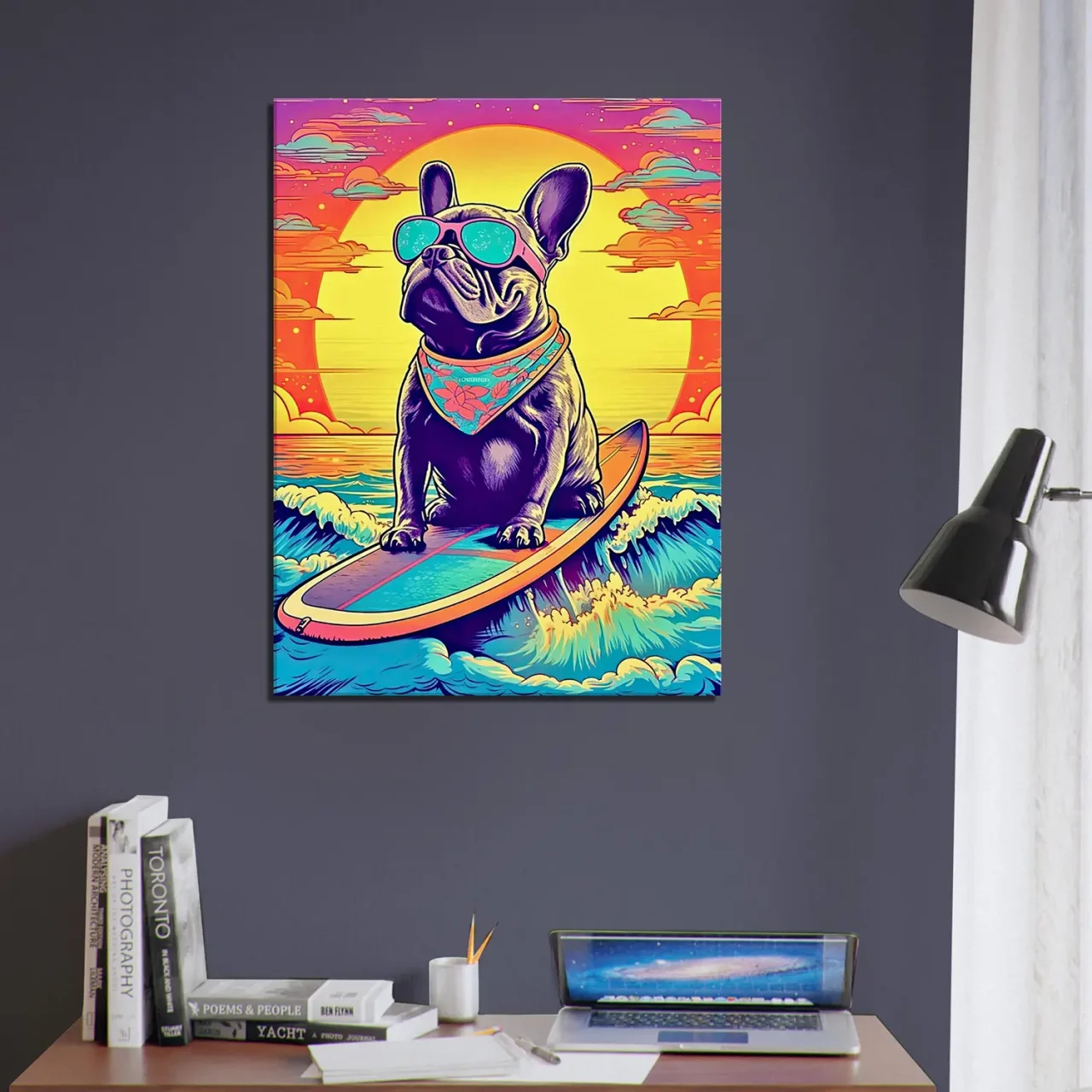bouledogue français surfant au coucher de soleil