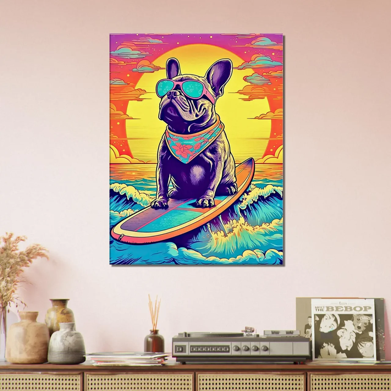 bouledogue français surfant au coucher de soleil