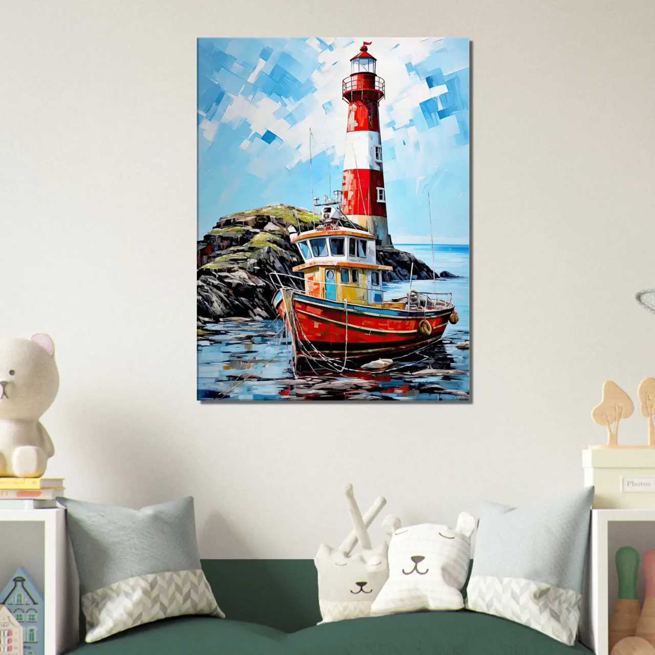 phare coloré et bateau de pêche au port