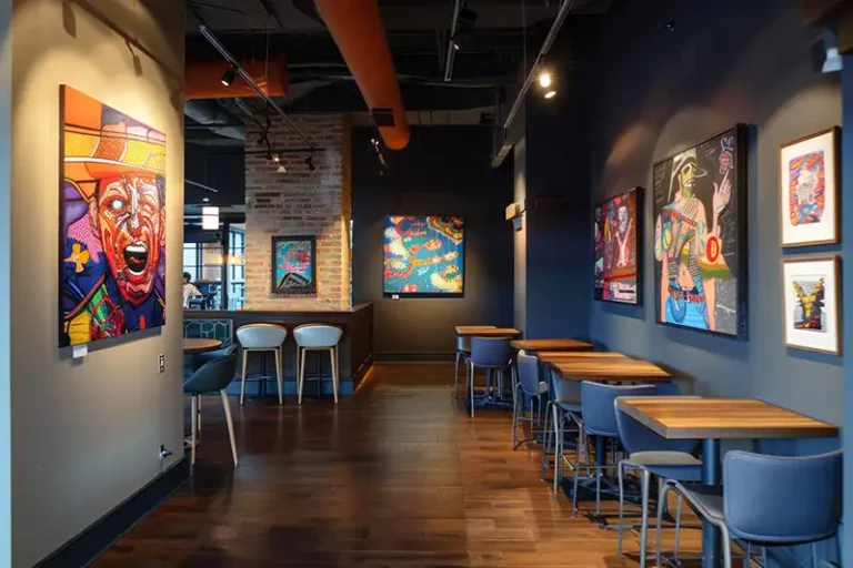 bar restaurant décoré avec de l'art sur toiles