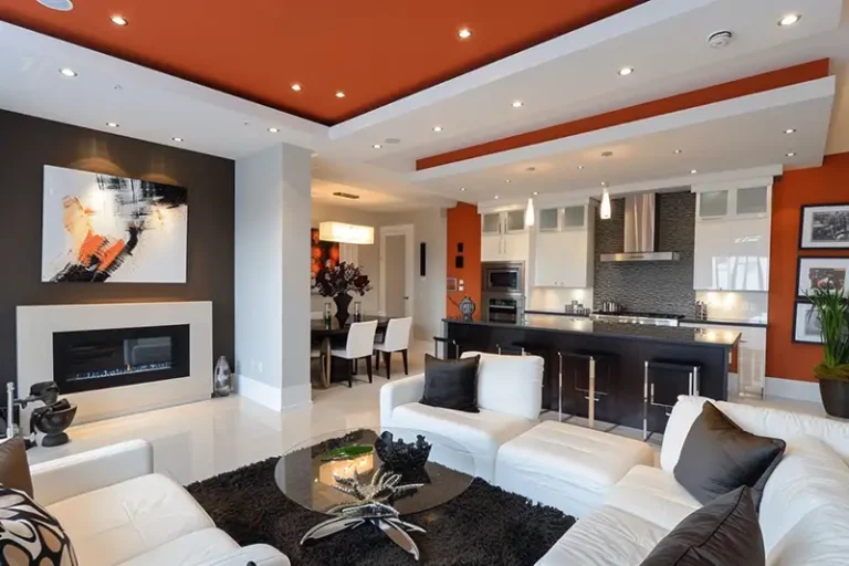 accents de couleur sur murs blancs