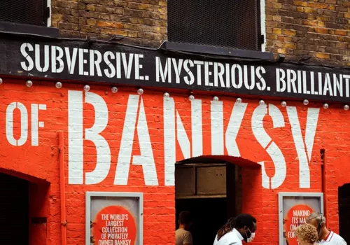 univers de banksy L’univers de Banksy : Quel est son message et que denonce-t-il ?