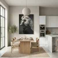 Toile portrait femme blonde noir et blanc style vintage Hollywood dans une cuisine salle à manger moderne blanche et bois