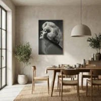Toile portrait glamour noir et blanc dans une salle à manger rustique chic avec table en bois et mur en béton