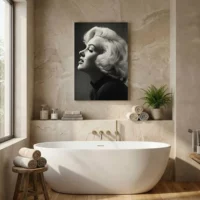Toile portrait femme blonde noir et blanc style glamour vintage dans une salle de bain spa luxe avec baignoire îlot et mur en travertin
