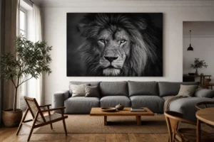 Tableau animal décoration murale avec lion en noir et blanc au-dessus d'un canapé gris dans un salon contemporain
